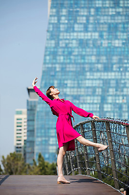 포토 JPG 주간 전신 응시 원피스 여자 포즈 난간 한명 서기 사람 빌딩 20대 성인 야외 옆모습 손들기 한국인 올려보기 춤 잡기 도시 인천 다리들기 가교 성인여자한명만 국내포토 자연요소 1 건축물 시선 옷 뷰포인트 모션 문화예술 한국 동양인 청년 건물 여자한명만 성인여자만 파일형식
