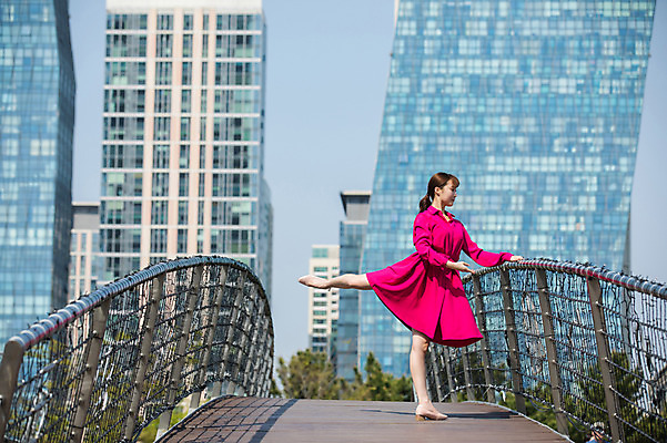 포토 JPG 주간 전신 원피스 여자 포즈 난간 한명 서기 사람 빌딩 20대 성인 야외 옆모습 한국인 춤 잡기 도시 인천 다리들기 가교 성인여자한명만 국내포토 자연요소 1 건축물 옷 뷰포인트 모션 문화예술 한국 동양인 청년 건물 여자한명만 성인여자만 파일형식