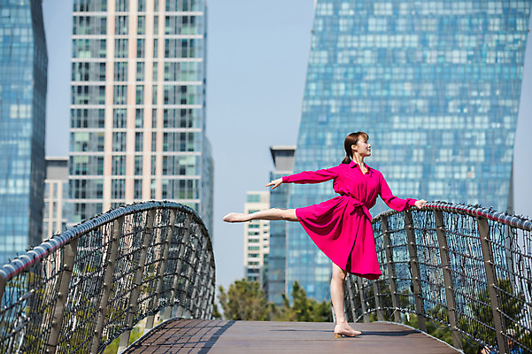 포토 JPG 주간 전신 원피스 여자 포즈 난간 팔벌리기 한명 서기 사람 빌딩 20대 성인 야외 옆모습 손들기 한국인 춤 잡기 도시 인천 다리들기 가교 성인여자한명만 국내포토 자연요소 1 건축물 옷 뷰포인트 모션 문화예술 한국 동양인 청년 건물 여자한명만 성인여자만 파일형식