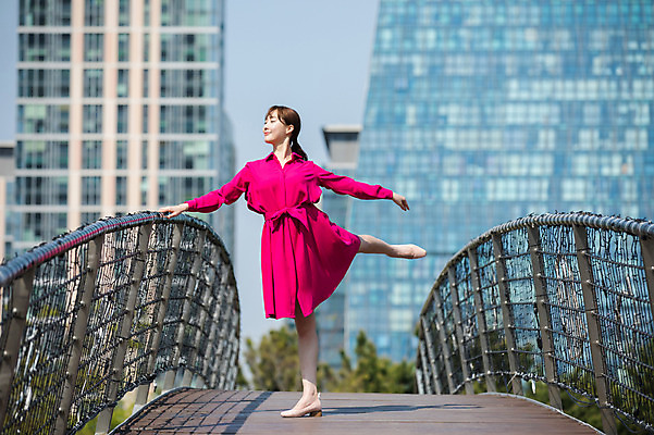 포토 JPG 주간 전신 원피스 여자 난간 팔벌리기 한명 서기 미소 사람 빌딩 20대 성인 야외 옆모습 손들기 눈감음 한국인 춤 잡기 도시 인천 다리들기 가교 성인여자한명만 국내포토 자연요소 1 건축물 옷 뷰포인트 모션 문화예술 한국 표정 동양인 청년 건물 여자한명만 성인여자만 파일형식