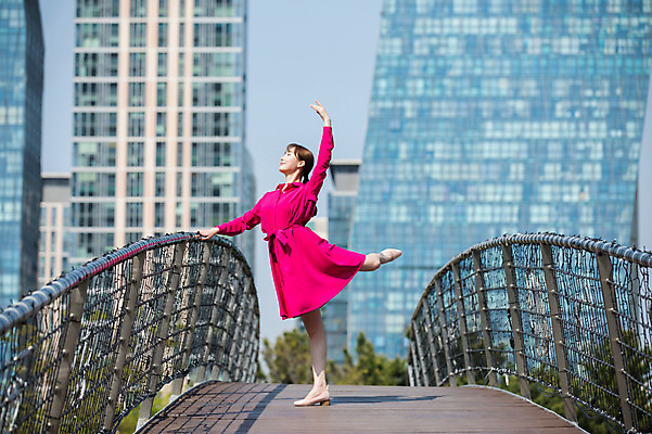 포토 JPG 주간 전신 원피스 여자 포즈 난간 한명 서기 사람 빌딩 20대 성인 야외 옆모습 손들기 한국인 춤 잡기 도시 인천 다리들기 가교 성인여자한명만 국내포토 자연요소 1 건축물 옷 뷰포인트 모션 문화예술 한국 동양인 청년 건물 여자한명만 성인여자만 파일형식