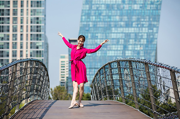 포토 JPG 주간 전신 응시 원피스 여자 포즈 난간 한명 서기 사람 빌딩 20대 성인 야외 앞모습 손들기 한국인 춤 도시 인천 가교 성인여자한명만 내려보기 국내포토 자연요소 1 건축물 시선 옷 뷰포인트 모션 문화예술 한국 동양인 청년 건물 여자한명만 성인여자만 파일형식