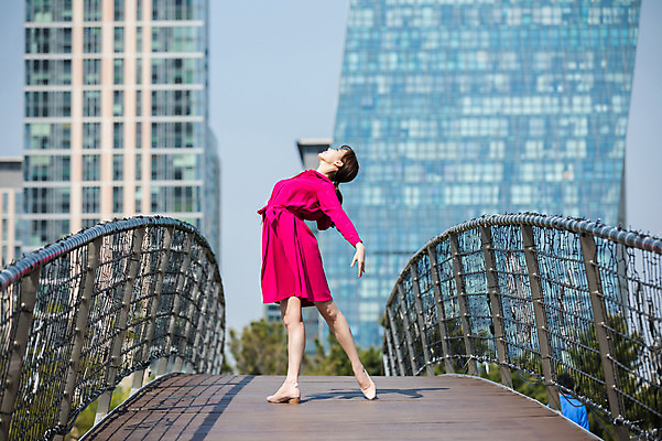 포토 JPG 주간 전신 응시 원피스 여자 포즈 난간 한명 서기 사람 빌딩 20대 성인 야외 옆모습 한국인 올려보기 춤 도시 인천 가교 성인여자한명만 국내포토 자연요소 1 건축물 시선 옷 뷰포인트 모션 문화예술 한국 동양인 청년 건물 여자한명만 성인여자만 파일형식