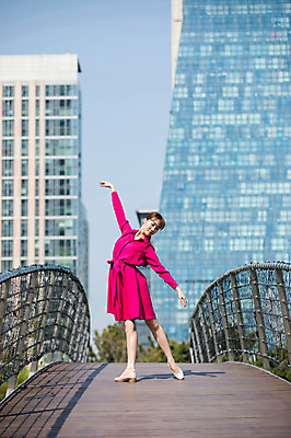 포토 JPG 주간 전신 원피스 여자 포즈 팔벌리기 한명 서기 사람 빌딩 20대 성인 야외 앞모습 손들기 한국인 춤 도시 인천 가교 성인여자한명만 국내포토 자연요소 1 건축물 옷 뷰포인트 모션 문화예술 한국 동양인 청년 건물 여자한명만 성인여자만 파일형식