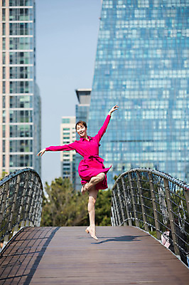 포토 JPG 주간 전신 원피스 여자 포즈 팔벌리기 한명 미소 사람 빌딩 20대 성인 야외 앞모습 손들기 점프 한국인 춤 도시 인천 다리들기 철제난간 가교 성인여자한명만 국내포토 자연요소 1 건축물 옷 뷰포인트 모션 문화예술 한국 표정 동양인 청년 건물 여자한명만 성인여자만 파일형식