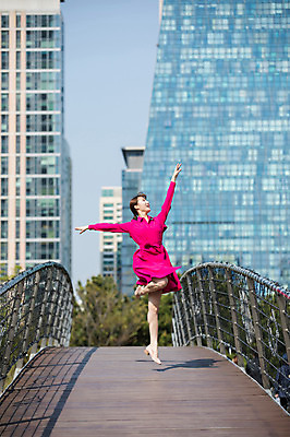 포토 JPG 주간 전신 응시 원피스 여자 팔벌리기 한명 사람 빌딩 20대 성인 야외 옆모습 손들기 점프 한국인 올려보기 춤 도시 인천 다리들기 철제난간 가교 성인여자한명만 국내포토 자연요소 1 건축물 시선 옷 뷰포인트 모션 문화예술 한국 동양인 청년 건물 여자한명만 성인여자만 파일형식