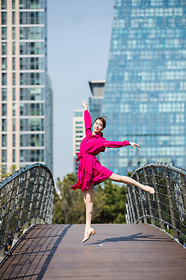 포토 JPG 주간 전신 응시 원피스 여자 포즈 팔벌리기 한명 미소 사람 빌딩 20대 성인 야외 옆모습 손들기 점프 한국인 춤 도시 인천 다리들기 가교 성인여자한명만 국내포토 자연요소 1 건축물 시선 옷 뷰포인트 모션 문화예술 한국 표정 동양인 청년 건물 여자한명만 성인여자만 파일형식