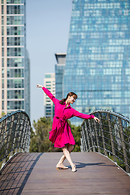 포토 JPG 주간 전신 원피스 여자 포즈 팔벌리기 한명 서기 사람 빌딩 20대 성인 야외 앞모습 손들기 한국인 춤 도시 인천 가교 성인여자한명만 국내포토 자연요소 1 건축물 옷 뷰포인트 모션 문화예술 한국 동양인 청년 건물 여자한명만 성인여자만 파일형식