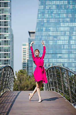 포토 JPG 주간 전신 응시 원피스 여자 포즈 한명 서기 미소 사람 빌딩 20대 성인 야외 앞모습 손들기 한국인 춤 도시 인천 가교 성인여자한명만 국내포토 자연요소 1 건축물 시선 옷 뷰포인트 모션 문화예술 한국 표정 동양인 청년 건물 여자한명만 성인여자만 파일형식