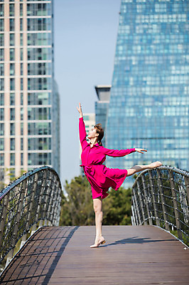 포토 JPG 주간 전신 응시 원피스 여자 포즈 한명 서기 미소 사람 빌딩 20대 성인 야외 옆모습 손들기 한국인 올려보기 춤 도시 인천 다리들기 가교 성인여자한명만 국내포토 자연요소 1 건축물 시선 옷 뷰포인트 모션 문화예술 한국 표정 동양인 청년 건물 여자한명만 성인여자만 파일형식