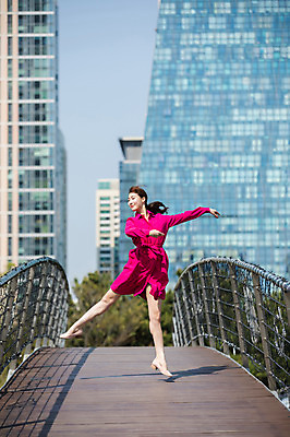 포토 JPG 주간 전신 원피스 여자 포즈 팔벌리기 한명 미소 사람 빌딩 20대 성인 야외 앞모습 손들기 눈감음 점프 한국인 춤 도시 인천 다리들기 가교 성인여자한명만 국내포토 자연요소 1 건축물 옷 뷰포인트 모션 문화예술 한국 표정 동양인 청년 건물 여자한명만 성인여자만 파일형식