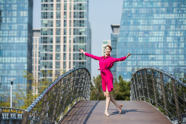 포토 JPG 주간 전신 응시 원피스 여자 포즈 팔벌리기 한명 서기 미소 사람 빌딩 20대 성인 야외 앞모습 한국인 춤 도시 인천 가교 성인여자한명만 국내포토 자연요소 1 건축물 시선 옷 뷰포인트 모션 문화예술 한국 표정 동양인 청년 건물 여자한명만 성인여자만 파일형식