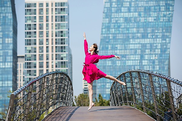 포토 JPG 주간 전신 원피스 여자 팔벌리기 한명 미소 사람 빌딩 20대 성인 야외 옆모습 손들기 점프 한국인 춤 도시 인천 다리들기 가교 성인여자한명만 국내포토 자연요소 1 건축물 옷 뷰포인트 모션 문화예술 한국 표정 동양인 청년 건물 여자한명만 성인여자만 파일형식