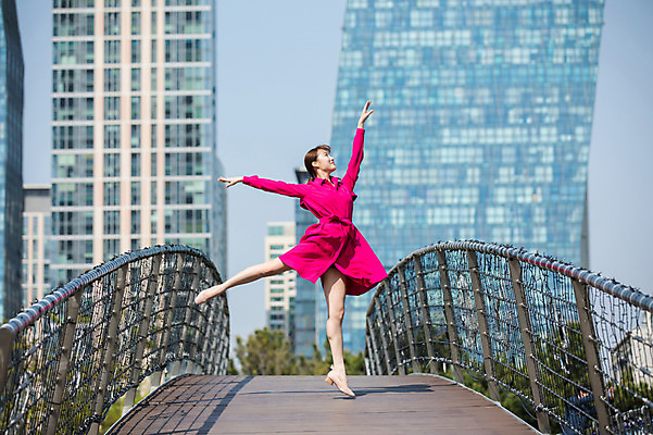 포토 JPG 주간 전신 응시 원피스 여자 포즈 팔벌리기 한명 미소 사람 빌딩 20대 성인 야외 옆모습 손들기 점프 한국인 춤 도시 인천 다리들기 가교 성인여자한명만 국내포토 자연요소 1 건축물 시선 옷 뷰포인트 모션 문화예술 한국 표정 동양인 청년 건물 여자한명만 성인여자만 파일형식