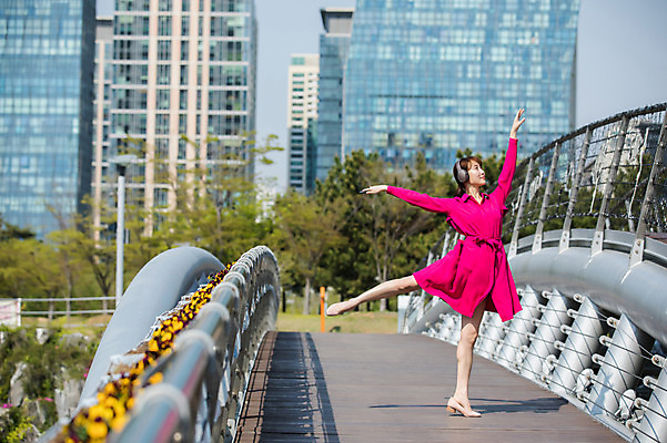 포토 JPG 주간 전신 나무 응시 원피스 공원 여자 꽃 포즈 한명 서기 들기 사람 빌딩 20대 성인 야외 옆모습 스마트폰 손들기 헤드셋 한국인 춤 도시 인천 다리들기 가교 성인여자한명만 국내포토 자연요소 식물 1 건축물 시선 옷 공공시설 뷰포인트 음향기기 모션 문화예술 한국 동양인 청년 건물 핸드폰 스마트기기 헤드폰 여자한명만 성인여자만 파일형식