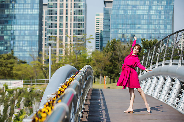 포토 JPG 주간 전신 나무 원피스 공원 여자 꽃 포즈 한명 서기 들기 사람 빌딩 20대 성인 야외 옆모습 스마트폰 손들기 헤드셋 한국인 춤 도시 인천 가교 성인여자한명만 국내포토 자연요소 식물 1 건축물 옷 공공시설 뷰포인트 음향기기 모션 문화예술 한국 동양인 청년 건물 핸드폰 스마트기기 헤드폰 여자한명만 성인여자만 파일형식