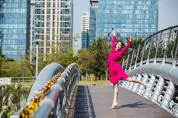 포토 JPG 주간 전신 나무 응시 원피스 공원 여자 꽃 포즈 한명 서기 들기 사람 빌딩 20대 성인 야외 옆모습 스마트폰 손들기 헤드셋 한국인 춤 도시 인천 다리들기 가교 성인여자한명만 국내포토 자연요소 식물 1 건축물 시선 옷 공공시설 뷰포인트 음향기기 모션 문화예술 한국 동양인 청년 건물 핸드폰 스마트기기 헤드폰 여자한명만 성인여자만 파일형식