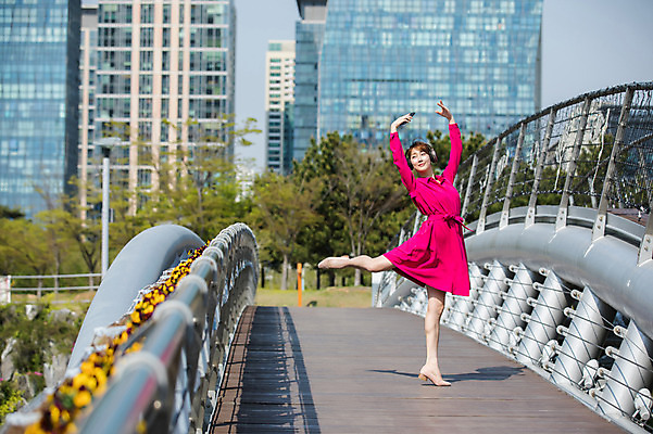 포토 JPG 주간 전신 나무 응시 원피스 공원 여자 꽃 포즈 한명 서기 미소 들기 사람 빌딩 20대 성인 야외 앞모습 스마트폰 손들기 헤드셋 한국인 춤 도시 인천 다리들기 가교 성인여자한명만 국내포토 자연요소 식물 1 건축물 시선 옷 공공시설 뷰포인트 음향기기 모션 문화예술 한국 표정 동양인 청년 건물 핸드폰 스마트기기 헤드폰 여자한명만 성인여자만 파일형식