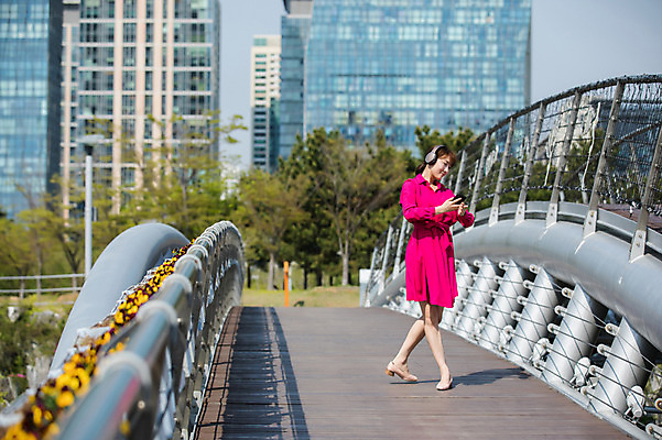 포토 JPG 주간 전신 나무 응시 원피스 공원 여자 꽃 포즈 한명 서기 들기 사람 빌딩 20대 성인 야외 옆모습 스마트폰 헤드셋 한국인 춤 도시 인천 가교 성인여자한명만 국내포토 자연요소 식물 1 건축물 시선 옷 공공시설 뷰포인트 음향기기 모션 문화예술 한국 동양인 청년 건물 핸드폰 스마트기기 헤드폰 여자한명만 성인여자만 파일형식