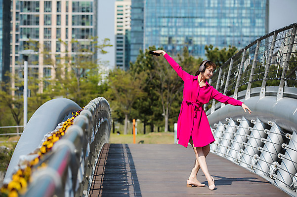 포토 JPG 주간 전신 나무 응시 원피스 공원 여자 꽃 포즈 한명 서기 미소 들기 사람 빌딩 20대 성인 야외 앞모습 스마트폰 손들기 헤드셋 한국인 춤 도시 인천 가교 성인여자한명만 국내포토 자연요소 식물 1 건축물 시선 옷 공공시설 뷰포인트 음향기기 모션 문화예술 한국 표정 동양인 청년 건물 핸드폰 스마트기기 헤드폰 여자한명만 성인여자만 파일형식