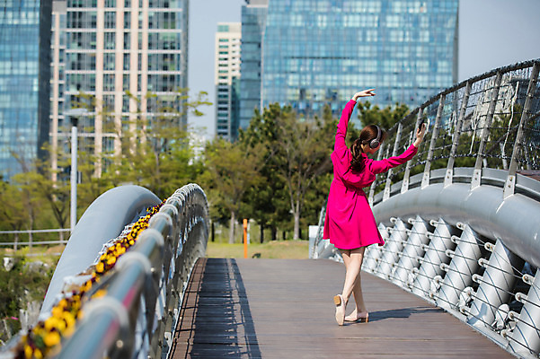 포토 JPG 주간 전신 나무 원피스 공원 여자 꽃 포즈 한명 서기 들기 사람 빌딩 20대 성인 야외 뒷모습 스마트폰 손들기 헤드셋 한국인 춤 도시 인천 가교 성인여자한명만 국내포토 자연요소 식물 1 건축물 옷 공공시설 뷰포인트 음향기기 모션 문화예술 한국 동양인 청년 건물 핸드폰 스마트기기 헤드폰 여자한명만 성인여자만 파일형식