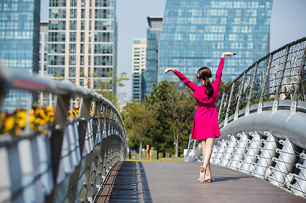 포토 JPG 주간 전신 나무 원피스 여자 꽃 포즈 한명 서기 들기 사람 빌딩 20대 성인 야외 뒷모습 스마트폰 손들기 헤드셋 한국인 춤 도시 인천 가교 성인여자한명만 국내포토 자연요소 식물 1 건축물 옷 뷰포인트 음향기기 모션 문화예술 한국 동양인 청년 건물 핸드폰 스마트기기 헤드폰 여자한명만 성인여자만 파일형식