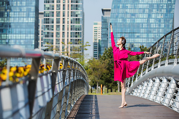 포토 JPG 주간 전신 나무 응시 원피스 공원 여자 꽃 포즈 한명 서기 들기 사람 빌딩 20대 성인 야외 옆모습 스마트폰 손들기 헤드셋 한국인 올려보기 춤 도시 인천 까치발 다리들기 가교 성인여자한명만 국내포토 자연요소 식물 1 건축물 시선 옷 공공시설 뷰포인트 음향기기 모션 발 문화예술 한국 동양인 청년 건물 핸드폰 스마트기기 헤드폰 여자한명만 성인여자만 파일형식