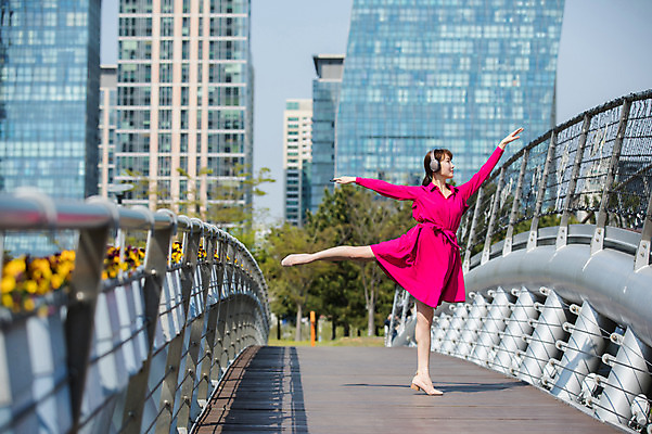 포토 JPG 주간 전신 나무 응시 원피스 여자 꽃 포즈 한명 서기 들기 사람 빌딩 20대 성인 야외 옆모습 스마트폰 손들기 헤드셋 한국인 춤 도시 인천 다리들기 가교 성인여자한명만 국내포토 자연요소 식물 1 건축물 시선 옷 뷰포인트 음향기기 모션 문화예술 한국 동양인 청년 건물 핸드폰 스마트기기 헤드폰 여자한명만 성인여자만 파일형식