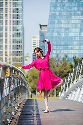 포토 JPG 주간 전신 원피스 여자 포즈 난간 한명 서기 들기 사람 빌딩 20대 성인 야외 앞모습 스마트폰 손들기 헤드셋 한국인 춤 잡기 도시 인천 다리들기 가교 성인여자한명만 국내포토 자연요소 1 건축물 옷 뷰포인트 음향기기 모션 문화예술 한국 동양인 청년 건물 핸드폰 스마트기기 헤드폰 여자한명만 성인여자만 파일형식