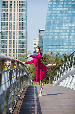 포토 JPG 주간 전신 응시 원피스 여자 포즈 난간 한명 서기 들기 사람 빌딩 20대 성인 야외 앞모습 스마트폰 손들기 헤드셋 한국인 춤 잡기 도시 인천 다리들기 가교 성인여자한명만 국내포토 자연요소 1 건축물 시선 옷 뷰포인트 음향기기 모션 문화예술 한국 동양인 청년 건물 핸드폰 스마트기기 헤드폰 여자한명만 성인여자만 파일형식