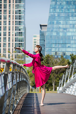 포토 JPG 주간 전신 원피스 여자 포즈 난간 한명 서기 들기 사람 빌딩 20대 성인 야외 옆모습 스마트폰 손들기 눈감음 헤드셋 한국인 춤 잡기 도시 인천 다리들기 가교 성인여자한명만 국내포토 자연요소 1 건축물 옷 뷰포인트 음향기기 모션 문화예술 한국 동양인 청년 건물 핸드폰 스마트기기 헤드폰 여자한명만 성인여자만 파일형식