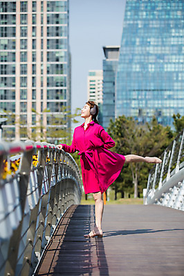 포토 JPG 주간 전신 나무 원피스 공원 여자 포즈 한명 서기 미소 들기 사람 빌딩 20대 성인 야외 옆모습 스마트폰 헤드셋 한국인 춤 잡기 도시 인천 다리들기 가교 성인여자한명만 국내포토 자연요소 식물 1 건축물 옷 공공시설 뷰포인트 음향기기 모션 문화예술 한국 표정 동양인 청년 건물 핸드폰 스마트기기 헤드폰 여자한명만 성인여자만 파일형식