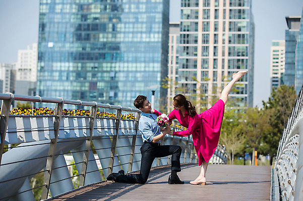 포토 JPG 주간 전신 나무 커플 응시 원피스 여자 남자 꽃 꽃다발 포즈 서기 미소 들기 사람 빌딩 20대 성인 야외 두명 옆모습 30대 한국인 춤 잡기 도시 무릎꿇기 주기 인천 다리들기 가교 성인만 국내포토 자연요소 식물 건축물 시선 옷 뷰포인트 관계 모션 문화예술 한국 표정 동양인 청년 건물 장년 파일형식