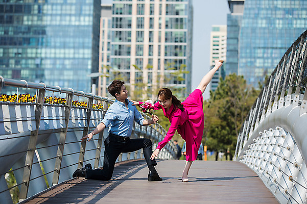 포토 JPG 주간 전신 나무 커플 응시 원피스 여자 남자 꽃다발 포즈 서기 들기 사람 빌딩 20대 성인 야외 두명 앞모습 옆모습 30대 한국인 춤 잡기 도시 무릎꿇기 인천 다리들기 가교 성인만 어깨에손 국내포토 자연요소 식물 건축물 시선 옷 꽃 뷰포인트 관계 모션 문화예술 한국 동양인 청년 건물 장년 파일형식