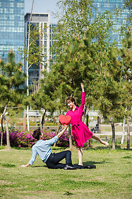 포토 JPG 주간 전신 나무 커플 응시 원피스 공원 여자 남자 꽃 포즈 서기 미소 들기 사람 앉기 빌딩 잔디 20대 성인 야외 두명 옆모습 뒷모습 30대 손들기 한국인 하트 춤 잡기 도시 하트쿠션 인천 다리들기 성인만 국내포토 자연요소 모양 식물 시선 옷 공공시설 뷰포인트 쿠션 관계 모션 문화예술 한국 표정 동양인 청년 건물 장년 파일형식