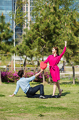 포토 JPG 주간 전신 나무 커플 응시 원피스 공원 여자 남자 꽃 포즈 서기 미소 들기 사람 앉기 빌딩 잔디 20대 성인 야외 두명 옆모습 뒷모습 30대 손들기 한국인 하트 춤 잡기 도시 하트쿠션 인천 성인만 국내포토 자연요소 모양 식물 시선 옷 공공시설 뷰포인트 쿠션 관계 모션 문화예술 한국 표정 동양인 청년 건물 장년 파일형식