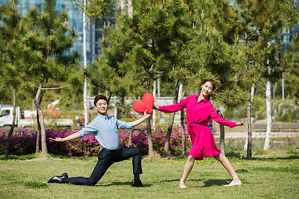 포토 JPG 주간 전신 나무 커플 응시 원피스 공원 여자 남자 꽃 포즈 팔벌리기 서기 미소 들기 사람 빌딩 잔디 20대 성인 야외 두명 옆모습 30대 한국인 하트 춤 도시 무릎꿇기 하트쿠션 인천 성인만 국내포토 자연요소 모양 식물 시선 옷 공공시설 뷰포인트 쿠션 관계 모션 문화예술 한국 표정 동양인 청년 건물 장년 파일형식