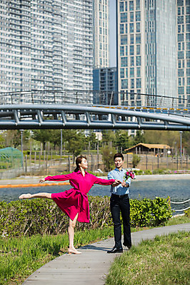 포토 JPG 주간 전신 커플 원피스 공원 여자 남자 꽃다발 포즈 서기 들기 사람 빌딩 20대 성인 야외 두명 앞모습 옆모습 30대 강 산책로 한국인 춤 도시 주기 인천 다리들기 가교 성인만 국내포토 자연요소 건축물 옷 공공시설 꽃 길 뷰포인트 관계 모션 문화예술 한국 동양인 청년 건물 장년 파일형식