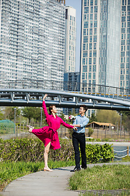 포토 JPG 주간 전신 커플 응시 원피스 공원 여자 남자 꽃다발 서기 미소 들기 사람 빌딩 20대 성인 야외 두명 앞모습 옆모습 30대 강 산책로 한국인 춤 도시 주기 인천 가교 성인만 국내포토 자연요소 건축물 시선 옷 공공시설 꽃 길 뷰포인트 관계 모션 문화예술 한국 표정 동양인 청년 건물 장년 파일형식