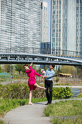 포토 JPG 주간 전신 커플 응시 원피스 공원 여자 남자 꽃다발 포즈 서기 들기 사람 빌딩 20대 성인 야외 두명 앞모습 옆모습 30대 강 손잡기 산책로 한국인 춤 도시 주기 인천 다리들기 가교 성인만 국내포토 자연요소 건축물 시선 옷 공공시설 꽃 길 뷰포인트 관계 모션 문화예술 한국 동양인 청년 건물 장년 파일형식