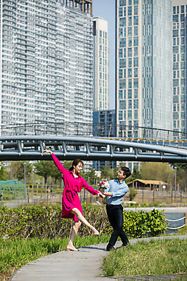 포토 JPG 주간 전신 커플 응시 원피스 공원 여자 남자 꽃다발 포즈 서기 들기 사람 빌딩 20대 성인 야외 두명 앞모습 옆모습 30대 강 산책로 한국인 춤 도시 주기 인천 다리들기 가교 성인만 국내포토 자연요소 건축물 시선 옷 공공시설 꽃 길 뷰포인트 관계 모션 문화예술 한국 동양인 청년 건물 장년 파일형식