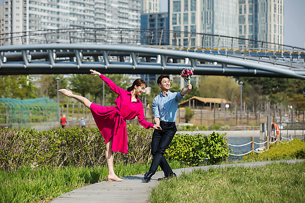 포토 JPG 주간 전신 커플 응시 원피스 공원 여자 남자 꽃다발 포즈 서기 미소 들기 사람 빌딩 20대 성인 야외 두명 앞모습 옆모습 30대 강 손잡기 산책로 한국인 춤 도시 인천 가교 성인만 국내포토 자연요소 건축물 시선 옷 공공시설 꽃 길 뷰포인트 관계 모션 문화예술 한국 표정 동양인 청년 건물 장년 파일형식