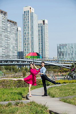포토 JPG 주간 전신 커플 응시 원피스 공원 여자 남자 포즈 우산 서기 미소 들기 사람 빌딩 20대 성인 야외 두명 옆모습 30대 산책로 한국인 춤 도시 인천 다리들기 가교 성인만 국내포토 자연요소 건축물 시선 옷 공공시설 길 뷰포인트 관계 모션 문화예술 한국 표정 동양인 청년 건물 장년 파일형식