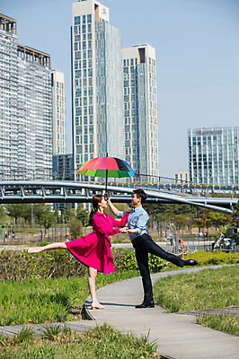 포토 JPG 주간 전신 커플 원피스 공원 여자 남자 우산 서기 들기 사람 빌딩 20대 성인 야외 두명 옆모습 30대 강 마주보기 손잡기 산책로 한국인 춤 도시 인천 다리들기 가교 성인만 국내포토 자연요소 건축물 옷 공공시설 길 뷰포인트 관계 모션 문화예술 한국 동양인 청년 건물 장년 파일형식