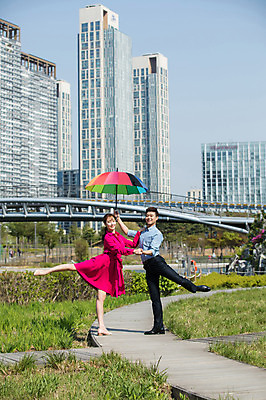 포토 JPG 주간 전신 커플 원피스 공원 여자 남자 포즈 우산 서기 미소 들기 사람 빌딩 20대 성인 야외 두명 옆모습 30대 손잡기 산책로 한국인 춤 도시 들풀 인천 다리들기 가교 성인만 국내포토 자연요소 건축물 옷 공공시설 길 뷰포인트 관계 모션 문화예술 한국 표정 동양인 청년 건물 장년 파일형식