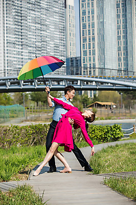 포토 JPG 주간 전신 커플 응시 원피스 공원 여자 남자 포즈 우산 안기 서기 미소 들기 사람 손짓 빌딩 20대 성인 야외 두명 앞모습 옆모습 30대 강 산책로 한국인 춤 잡기 도시 풀잎 인천 가교 성인만 국내포토 자연요소 건축물 시선 옷 공공시설 길 뷰포인트 잎 관계 모션 문화예술 한국 표정 동양인 청년 건물 장년 풀_식물 파일형식