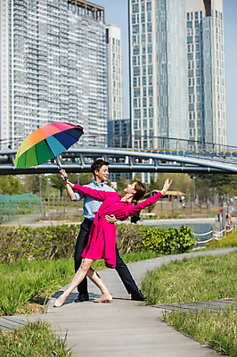 포토 JPG 주간 전신 커플 원피스 공원 여자 남자 허리손 포즈 우산 안기 서기 미소 들기 사람 손짓 빌딩 20대 성인 야외 두명 앞모습 옆모습 30대 강 마주보기 산책로 한국인 춤 잡기 도시 인천 가교 성인만 국내포토 자연요소 건축물 옷 공공시설 길 뷰포인트 관계 모션 문화예술 한국 표정 동양인 청년 건물 장년 파일형식