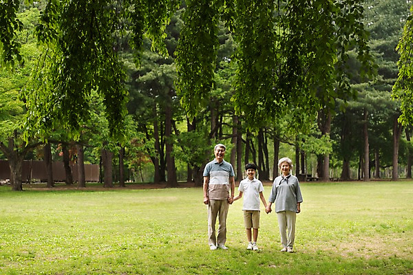 포토 JPG 주간 전신 나무 응시 여자 할아버지 노년 남자 할머니 어린이 가족 손자 가족애 서기 미소 사람 잔디 야외 앞모습 10대 세명 소풍 손잡기 한국인 60대 숲 손주 70대 남이섬 조부모 국내포토 자연요소 식물 시선 뷰포인트 섬 관계 모션 청소년 표정 사랑 동양인 성인 야외활동 강원도 파일형식