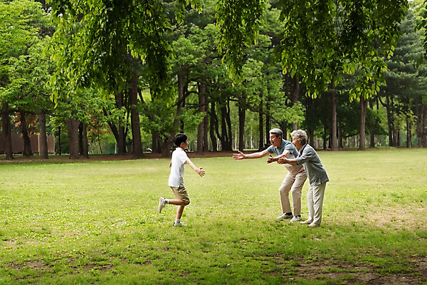 포토 JPG 주간 전신 나무 응시 여자 할아버지 노년 남자 할머니 어린이 가족 안기 팔벌리기 손자 미소 사람 잔디 야외 옆모습 10대 세명 소풍 마주보기 한국인 60대 숲 손주 70대 남이섬 조부모 국내포토 자연요소 식물 시선 뷰포인트 섬 관계 모션 청소년 표정 동양인 성인 야외활동 강원도 파일형식