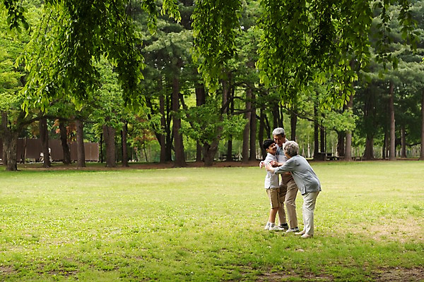 포토 JPG 주간 전신 나무 여자 할아버지 노년 남자 할머니 어린이 가족 안기 손자 가족애 미소 사람 잔디 야외 옆모습 10대 세명 소풍 한국인 60대 숲 손주 70대 남이섬 조부모 국내포토 자연요소 식물 뷰포인트 섬 관계 모션 청소년 표정 사랑 동양인 성인 야외활동 강원도 파일형식
